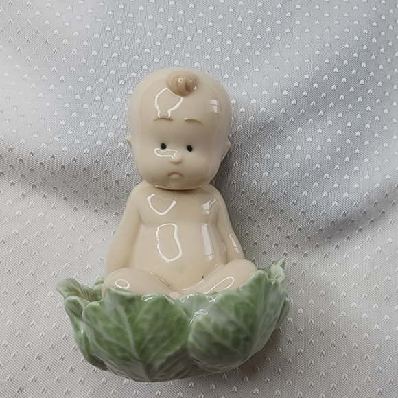 Baby in Cabbage Leaf "Where do Babies come from" Nao Lladro Figurine - Picture 4 of 6